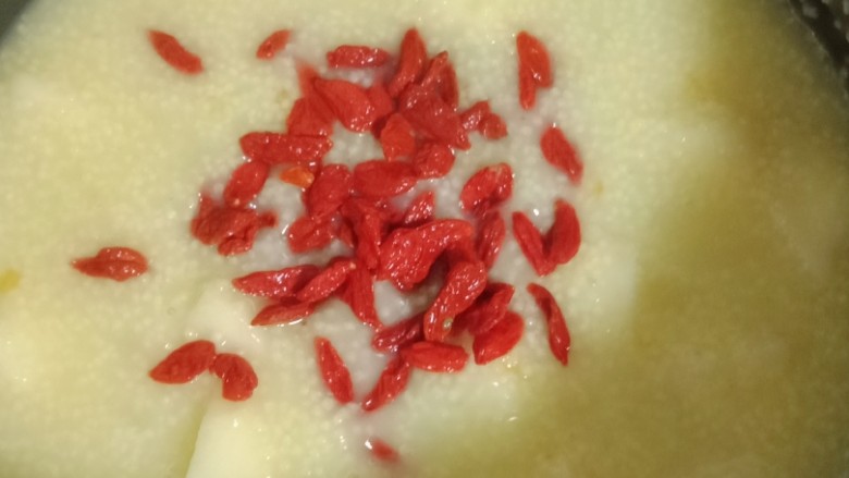 小米红枣苹果粥,倒入枸杞,稍微煮一下即可