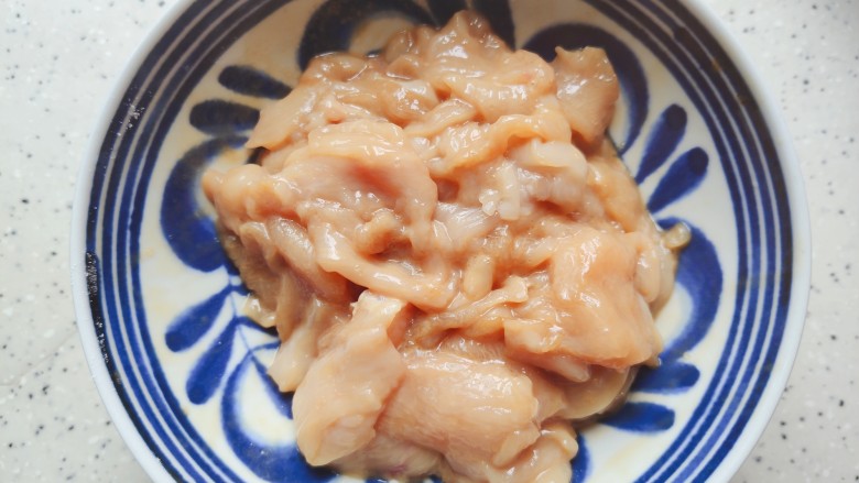 嫩南瓜炒肉丝,抓均匀,腌制备用