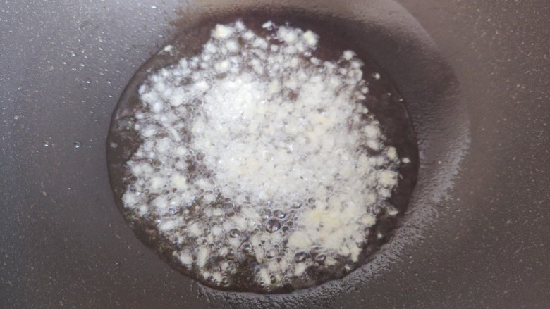 嫩南瓜炒肉丝,起油锅,油热后,下大蒜、生姜末,炒香