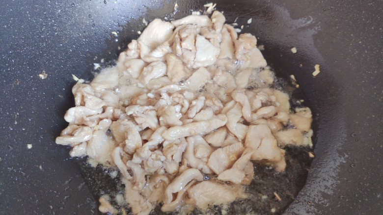 嫩南瓜炒肉丝,加入鸡肉丝,翻炒至变色
