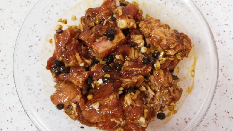 蒜蓉豆豉蒸排骨,最后加入食用油搅拌均匀,盖上保鲜膜冷藏腌制一个小时,中间抓捏几次使排骨更快入味。
