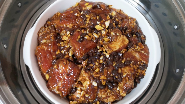蒜蓉豆豉蒸排骨,凉水上锅,烧开以后转中火蒸半个小时。