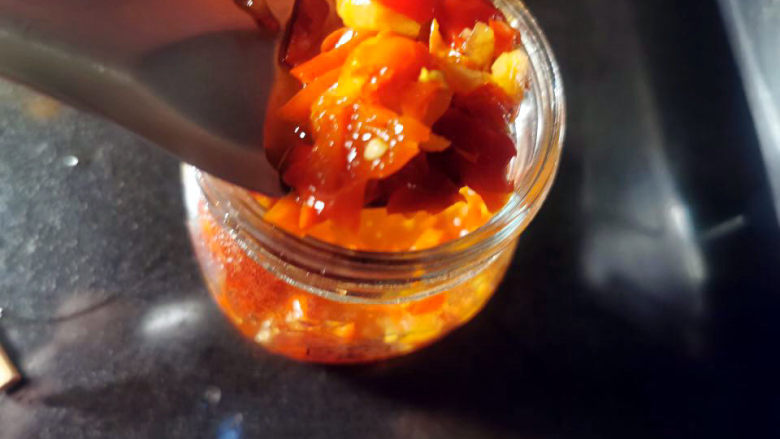 酸辣豆腐,<a style='color:red;display:inline-block;' href='/shicai/ 6092'>剁椒酱</a>一勺,也可以用辣椒酱