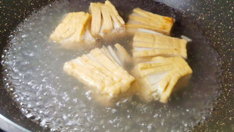 酸辣豆腐,大概煮三分钟左右,水变混浊,切开的一端,开始开出花型