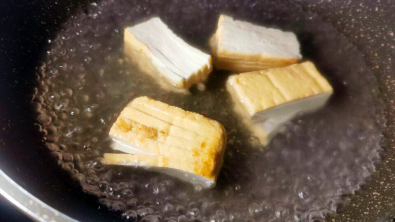 酸辣豆腐,水中加盐,下锅煮