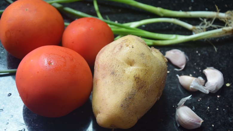 西红柿炒土豆丝,准备好所需食材