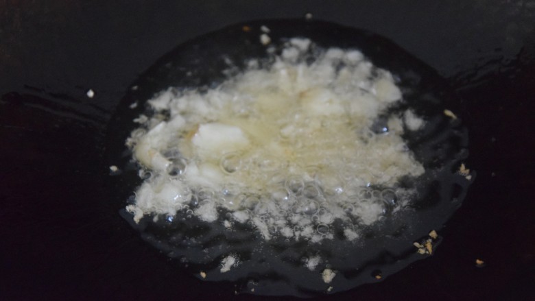 西红柿炒土豆丝,热锅凉油,倒入蒜蓉爆香