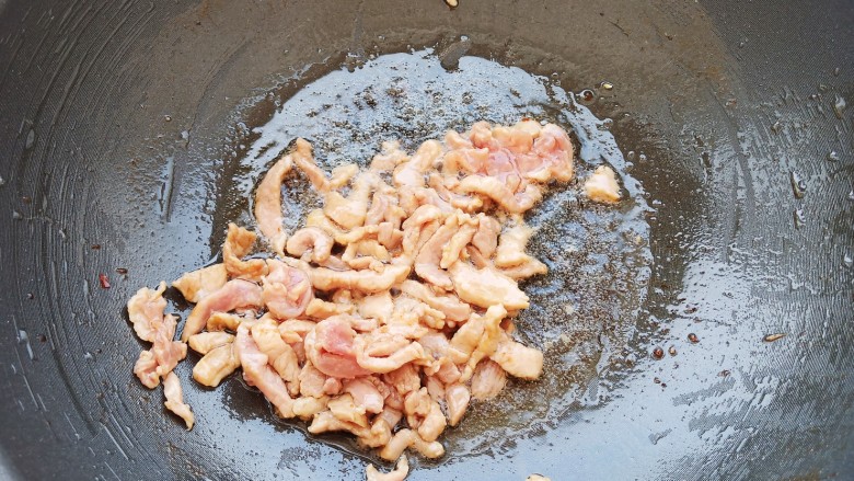 嫩南瓜炒肉丝,锅中烧油,加入肉丝快速滑熟。