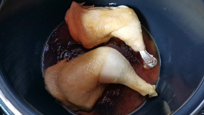 鲜香盐焗鸡腿,时间到了,鸡腿已经好了