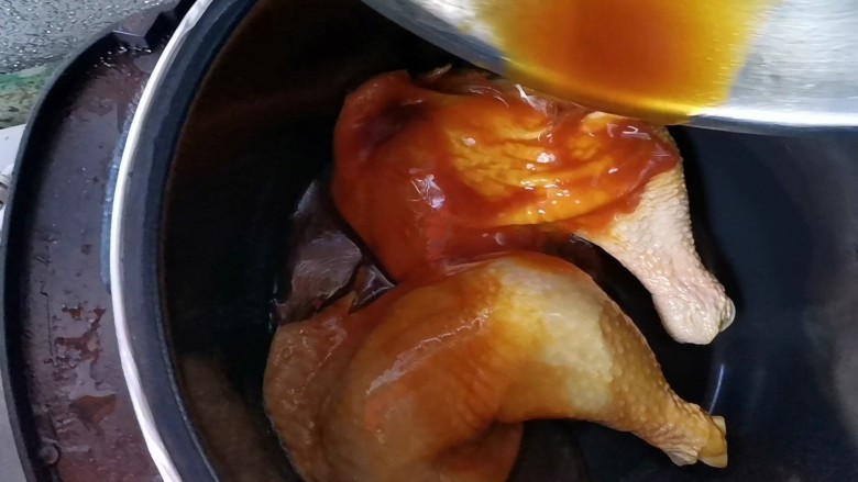 鲜香盐焗鸡腿,腌制好把鸡腿放入电饭锅或者直接上锅蒸,腌鸡腿的汤汁也要倒进去,按煮饭键焖煮40分