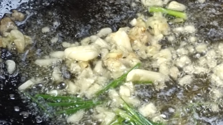 嫩南瓜炒肉丝,就热油锅放葱姜蒜,炸出香味
