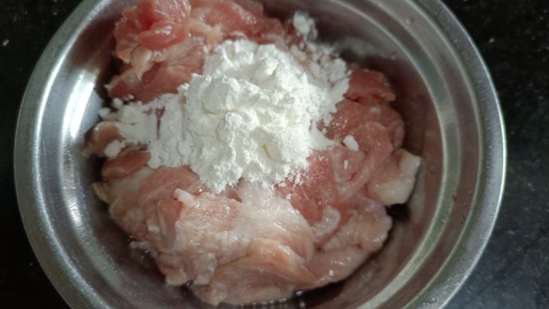 嫩南瓜炒肉丝,瘦肉上给生粉,浆均匀