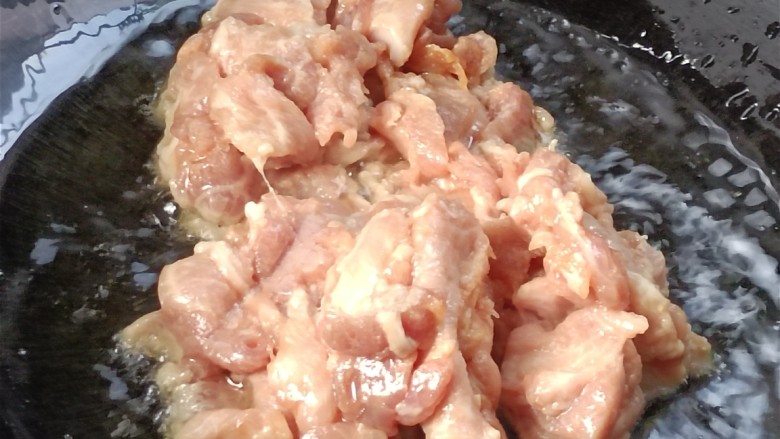 嫩南瓜炒肉丝,倒入浆好的肉丝,炒均匀