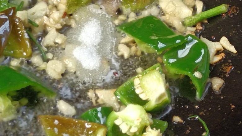 嫩南瓜炒肉丝,加盐,胡椒味精