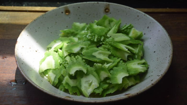 苦瓜炒藕,<a style='color:red;display:inline-block;' href='/shicai/ 55'>苦瓜</a>一分为四,去瓤去籽后斜刀切块