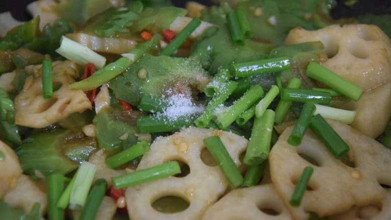 苦瓜炒藕,加入葱段跟食用盐,翻炒均匀即可出锅