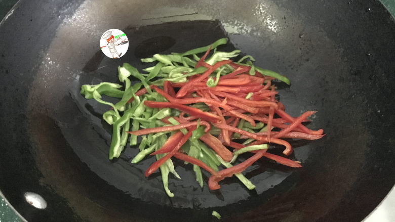 双椒豆干,炒锅烧热,倒入1勺食用油,把辣椒丝放进去