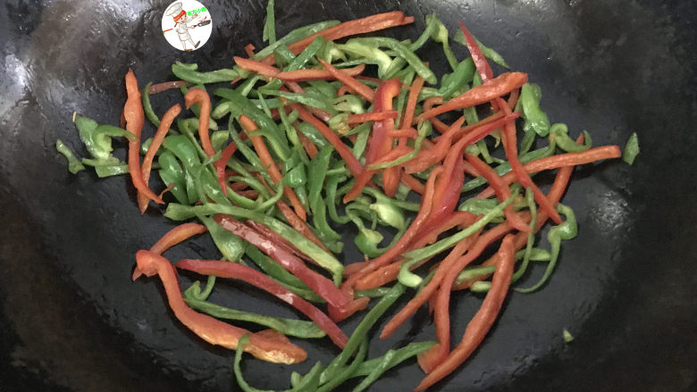 双椒豆干,大火翻炒,把辣椒丝炒软、断生即可盛出