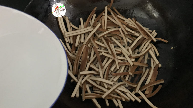 双椒豆干,少许清水