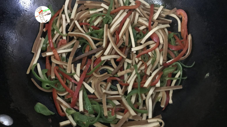 双椒豆干,大火翻炒均匀后,即可关火
