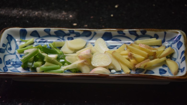 菜花炒肉片,葱姜蒜洗净切好备用