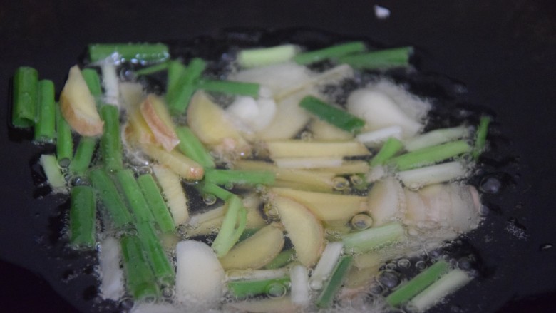 菜花炒肉片,锅内留油，放入葱姜蒜炒香