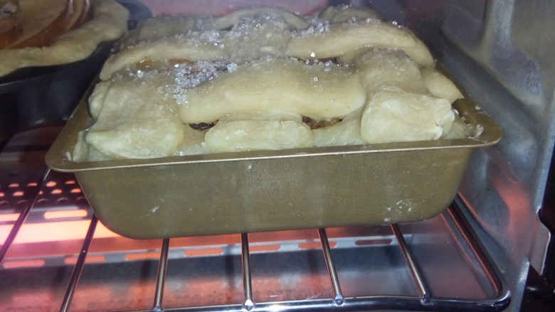肉桂苹果派,烤箱180度预热十分钟,放入烤三十分钟。