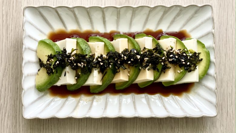 日式小清新,牛油果冷豆腐,10分钟上桌,清爽鲜嫩,好吃不腻,中间撒上芝麻海苔碎即可