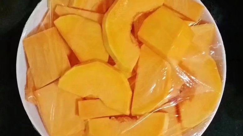 炸南瓜丸子,覆盖保鲜膜,上锅蒸熟