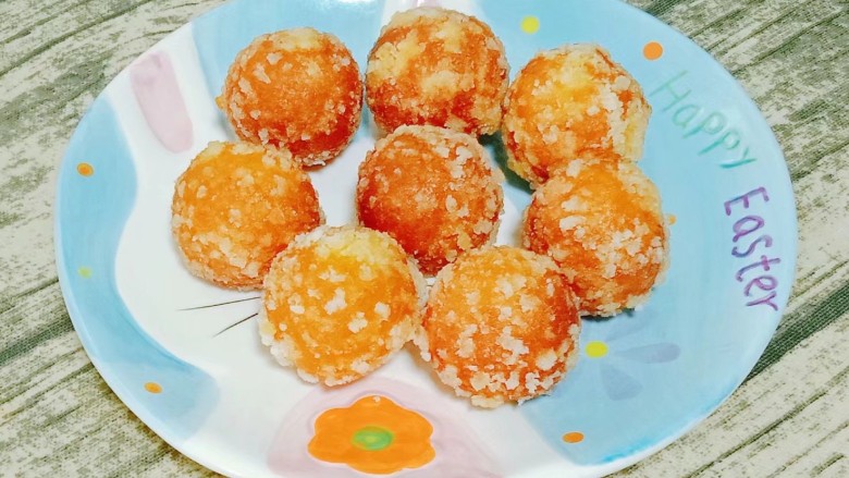 炸南瓜丸子,一道口感酥脆,香甜软糯的油炸南瓜丸子就做好了~