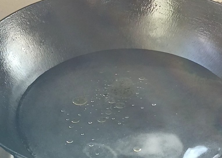 双椒豆干,起锅烧水,加少量油