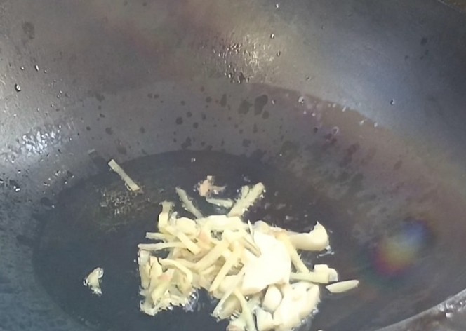 双椒豆干,另起锅烧油,放入生姜大蒜