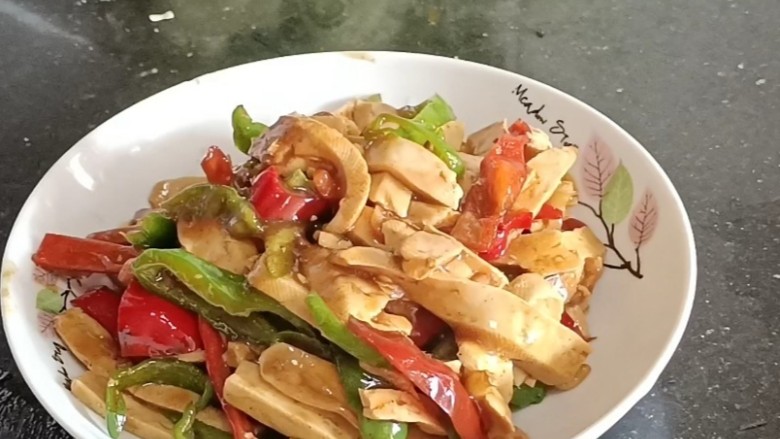 双椒豆干,起锅装盘