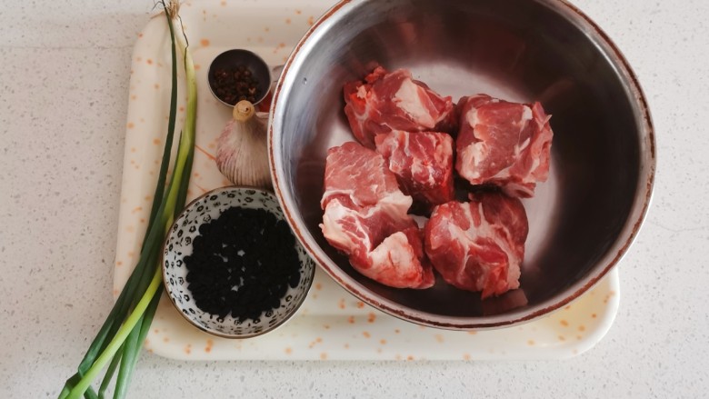 蒜蓉豆豉蒸排骨,食材准备好。