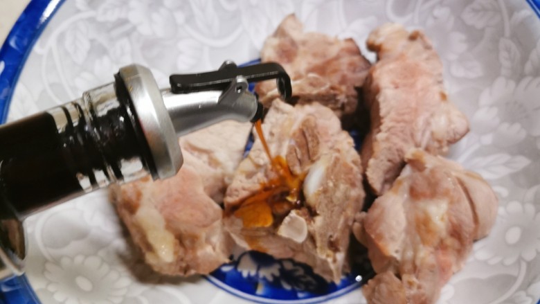 蒜蓉豆豉蒸排骨,捞出控干水分,放入<a style='color:red;display:inline-block;' href='/shicai/ 788'>生抽</a>。