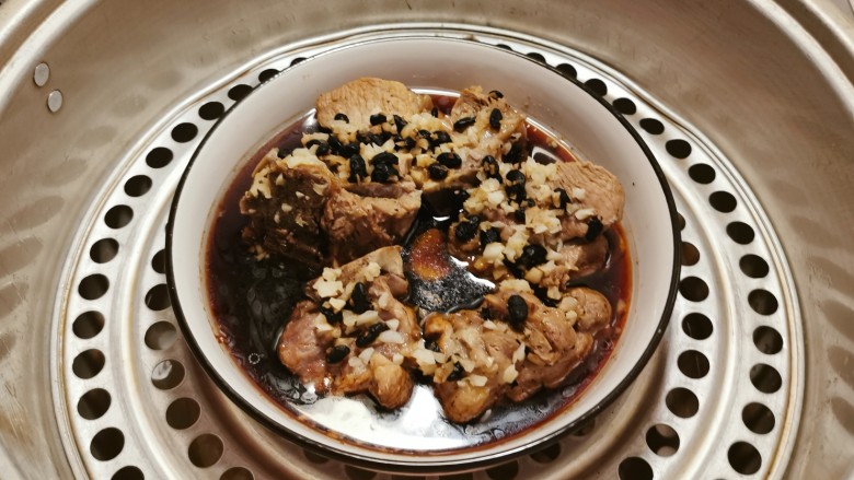 蒜蓉豆豉蒸排骨,蒸制40分钟,筷子轻松穿过,已熟透。
