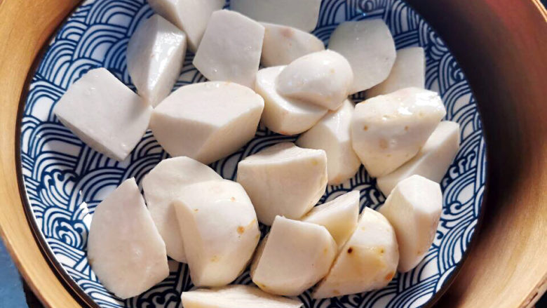 蒜蓉豆豉蒸排骨,竹蒸笼里放入一个蒸盘,将芋子铺底