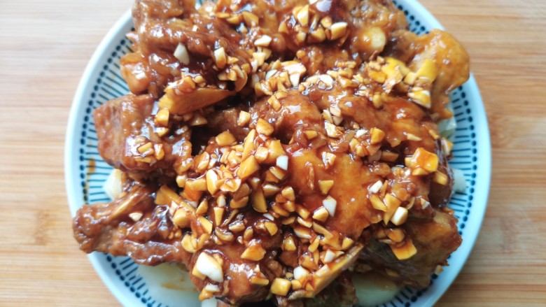 蒜蓉豆豉蒸排骨,摆上排骨,淋上多余的料汁