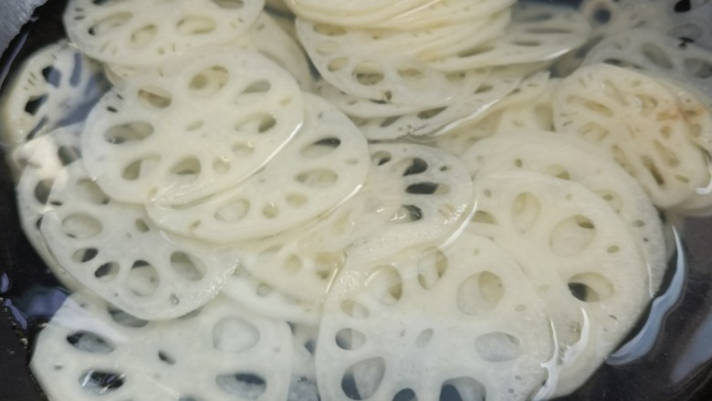 苦瓜炒藕,起锅烧水,待水开时倒入藕片