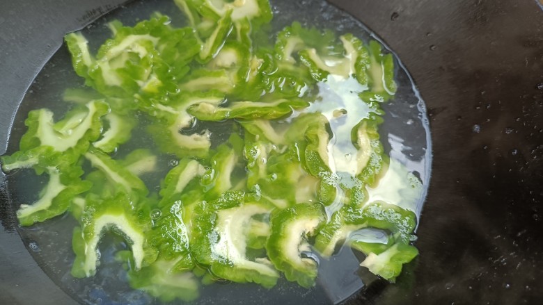苦瓜炒藕,起锅烧水,待水开时倒入苦瓜,煮开