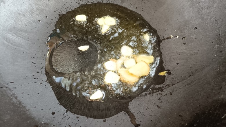 苦瓜炒藕,另起锅烧油,放姜蒜炸出香味
