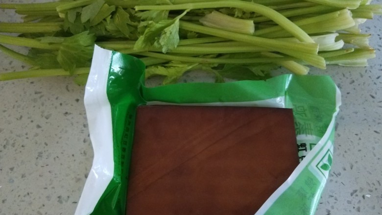 双椒豆干,主要食材,豆干儿。芹菜。彩椒。