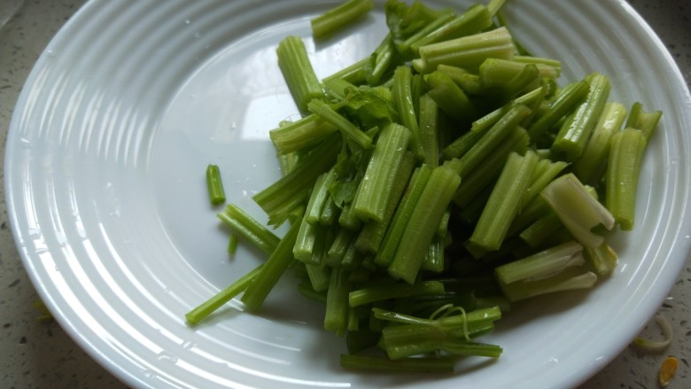 双椒豆干,芹菜洗干净,切成段儿。