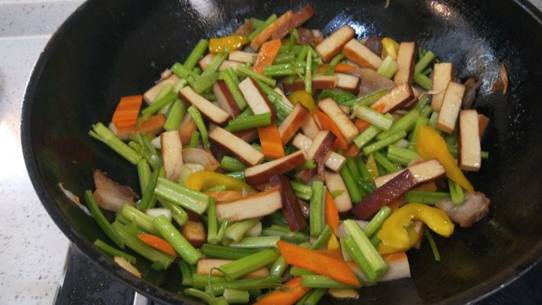 双椒豆干,加入<a style='color:red;display:inline-block;' href='/shicai/ 788'>生抽</a>,料酒,耗油炒均匀即可?