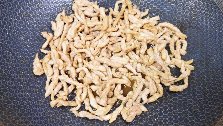 嫩南瓜炒肉丝,炒锅烧热,倒入适量的食用油,下入腌好的肉丝滑炒至变色,盛出备用。