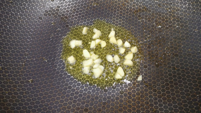 嫩南瓜炒肉丝,炒锅内继续倒油烧热,下入大蒜炒香。