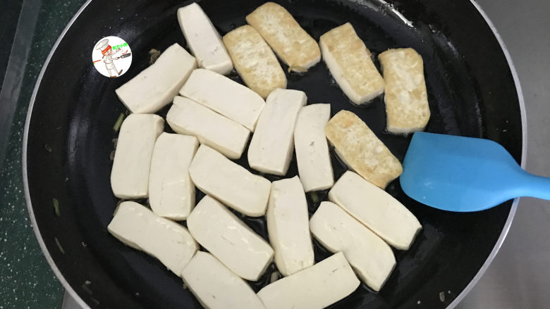 酸辣豆腐,中火煎至底面金黄后,翻面