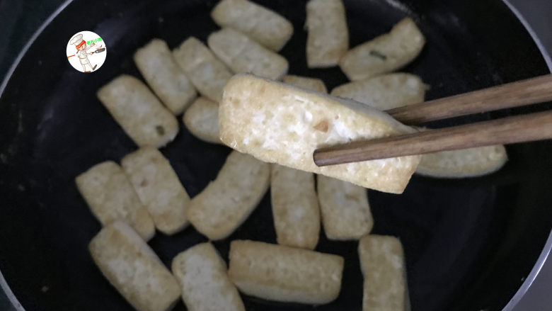 酸辣豆腐,继续,把两面全部煎黄就可以了