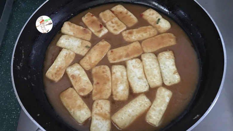 酸辣豆腐,这时把调好的酱汁倒入锅中,小火煮1分钟