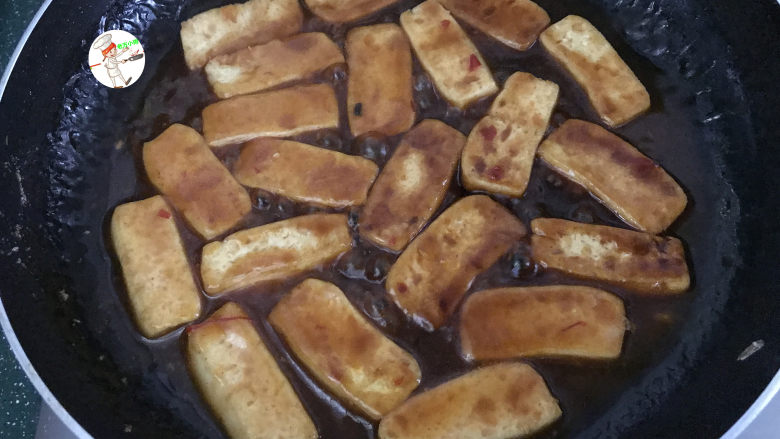 酸辣豆腐,待豆腐煮至上色且入味,最后转大火收浓汤汁即可